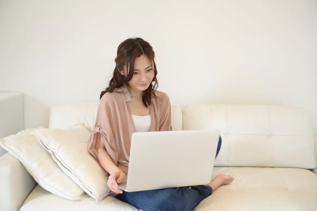 パソコンを使う女性の画像